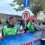 Polres Mojokerto Kota bagikan helm gratis