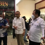 Bupati Jember, Hendy Siswanto, saat berkunjung di Pabrik Cerutu Boss Immage Nusantara (BIN) Cigar, bersama salah satu investor 