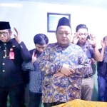 
Penjabat (Pj) Wali Kota Mojokerto Muh. Ali Kuncoro mengikuti sholat jenazah berjamaah untuk almarhum Ahmad Sahid dan Suprapti.