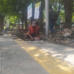 Petugas saat memperbaiki trotoar di kawasan perkotaan Banyuwangi.