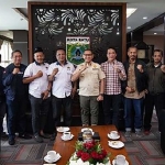 Pengurus PWI Malang Raya foto bersama dengan Pj Wali Kota Batu usai membahas pelaksanaan peringatan HPN. 