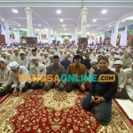 Wakil Ketua MPR RI Yandri Susanto (pakai baju batik kuning) foto bersama dengan para santri PP Amanatul Ummah di Masjid Raya KH Abdul Chalim Pacet Mojokerto, Ahad (26/3/2023). Foto: BANGSAONLINE