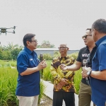 Direktur Utama Petrokimia Gresik, Dwi Satriyo Annurogo (tiga dari kiri), saat menjelaskan program Smart Precision Farming kepada Wakil Menteri BUMN, Kartika Wirjoatmodjo. Foto: Ist