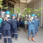 Karyawan saat mengumpulkan bibit tanaman. foto: SOFFAN/ BANGSAONLINE
