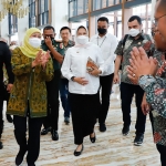 Gubernur Jawa Timur Khofifah Indar Parawansa (batik kuning) saat tiba di lokasi Rakerda DPD Real Estate Indonesia (REI) Jawa Timur Tahun 2022.