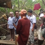 Tidar Kota Probolinggo saat mengunjungi seorang kakek yang sudah lama menempati sebuah gubuk reot di dalam hutan mangrove.