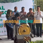 Menteri Lingkungan Hidup dan Kehutanan, Siti Nurbaya Bakar, saat menabuh gong sebagai tanda dimulainya Festival Perhutanan Sosial di Kabupaten Mojokerto. Foto: ROCHMAT SAIFUL ARIS/BANGSAONLINE