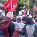 Puluhan anggota GMNI saat melakukan demo di DPRD Kabupaten Malang. (foto: tuhu priyono/BANGSAONLINE)