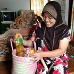 Salah satu penyandang disabilitas tampak sangat bahagia saat menerima bantuan paket sembako dari Kosti Kediri. foto: ist.