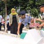 Kepala Kanwil Kemenkumham Jatim Imam Jauhari saat melakukan tabur bunga di Taman Makam Pahlawan Sepuluh Nopember Surabaya.