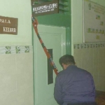 KPK memasang segel merah di pintu ruang kerja Kepala Kemenag Gresik Muh. Muafaq Wirahadi.