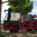 Relawan Gusdurian Mojokutho saat mengisi air bersih untuk selanjutnya dikirim ke daerah bencana banjir di Desa Besowo, Kecamatan Kepung, Kabupaten Kediri. (foto: ist)
