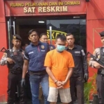 Pelaku penusukan adik kandung yang merupakan ODGJ menggunakan pakaian tahanan saat jumpa pers di Polres Pelabuhan Tanjung Perak, Selasa (4/7/2023)
