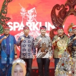 Plt Bupati Marhaen mendampingi Wakil Gubernur Jatim Emil Dardak pada acara Sparkling Nganjuk Carnival 2022. foto: BAMBANG DJ/BANGSAONLINE