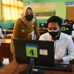 Bupati Ikfina ketika memantau ujian seleksi CASN Pemerintah Kabupaten Mojokerto 2021. (foto: ist)