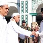 Wakil Wali Kota Pasuruan Raharto Teno Prasetyo menyerahkan qurban sapi secara simbolis kepada takmir masjid.