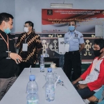 Perwakilan Bawaslu Jatim Jufri Syahrudin dan Bawaslu Sidoarjo Muhammad Rosul meninjau TPS di Lapas Surabaya pada siang hari menjelang penghitungan suara.