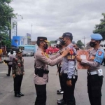 Kapolres Batu AKBP Oskar Syamsuddin dan Wakil Walikota Batu Punjul Santoso saat mengecek persiapan personel pengamanan. 