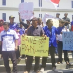 Puluhan Perwakilan dari DPC-DPC PAN saat menggelar aksi di kantor DPD PAN Lamongan. foto: NUR QOMAR/ BANGSAONLINE