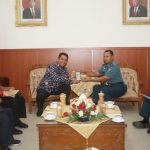 Pangarmada II Laksda TNI Heru Kusmanto memberikan cinderamata kepada Kepala BPS Jatim Dr. Dadang Hardiwan S.Si., M.Si di markas Koarmada II.