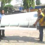 Benda misterius yang diduga ekor pesawat yang ditemukan warga Tambakboyo, Ngawi. foto: zainal abidin/BANGSAONLINE