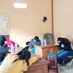Tujuh PSK yang terjaring razia saat diperiksa di kantor Satpol PP Situbondo.