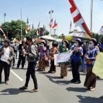 Puluhan pekerja seni di Kabupaten Tuban mendesak pemerintah setempat untuk memberikan kelonggaran bagi pekerja seni untuk beraktivitas.