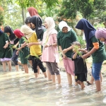 LAZISNU dan Fatayat Surabaya Rihlah bersama 100 anak yatim dan dhuafa di Wana Wisata Bhakti Alam Pasuruan. Foto: Ist.