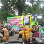 Keluarga korban melakukan aksi unjuk rasa di depan Pengadilan Negeri Jombang. (rony suhartomo/BANGSAONLINE)