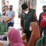 BERI SEMANGAT: Wabup Subandi meninjau vaksinasi di Desa Banjar Kemantren, Buduran, Kamis (7/10/2021). foto: Kominfo Sidoarjo