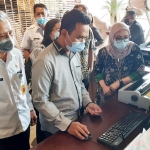 INOVASI: Tim Korsupgah KPK meninjau alat perekam pajak (E-Tax) di Hotel Luminor, Rabu (28/4/2021). foto: MUSTAIN/ BANGSAONLINE