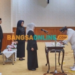 Gubernur Khofifah saat melantik Marhaen Djumadi sebagai Bupati Nganjuk. Foto: DEVI FITRI AFRIYANTI/BANGSAONLINE