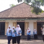 Sejumlah santriwati usai mengikuti kegiatan belajar mengajar di Ponpes Salafiyah Kapu, Pagu, Kabupaten Kediri. foto: ist.