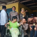 Bupati Ahmad Muhdlor Ali menyerahkan bantuan kursi roda ke warga Klantingsari, Tarik, Sidoarjo, Selasa (14/6/2022). Foto: MUSTAIN/ BANGSAONLINE