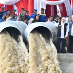 Gubernur Khofifah saat meresmikan penambahan kapasitas pompa dan genset di Pintu Air Kuro, Lamongan.