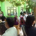 Para Pendaftar PPDB Online saat verifikasi data di sekolah. Foto:aris/BANGSAONLINE