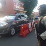 Petugas tampak sedang melakukan penjagaan di Mapolres Mojokerto.