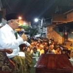 Dr KH Asep Saifuddin Chalim, MA saat menyampaikan mauidzah hasanah di kawasan Kalianak Timur Gang Lebar Surabaya, Ahad malam (5/8/2018). Foto: bangsaonline.com