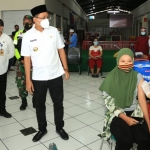 PANTAU: Bupati Ahmad Muhdlor saat meninjau vaksinasi para pedagang di Pasar Tulangan Baru, Jumat (12/3/2021). foto: istimewa