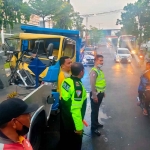 Kondisi dump truk saat proses evakuasi korban kecelakaan yang terjadi di Jalan Raya Jenggolo, Sidoarjo, Minggu (21/5/2023).