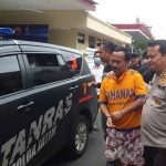 Usai Jumpa Pers yang dilakukan oleh Polda Jatim, mantan Wali Kota Blitar, Muhammad Samanhudi Anwar digiring ke mobil tahanan, Senin (30/1/2023)