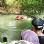 Proses pencarian korban tenggelam di sungai Konto. foto: rony suhartomo/BANGSAONLINE