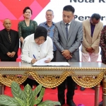 Wali Kota Risma saat menandatangani Memorandum of Understanding (MoU) atau nota kesepakatan kerjasama dengan Universitas Surabaya (Ubaya) dan 14 perusahaan mitra di Lobby lantai 2, Balai Kota Surabaya, Senin (24/6).