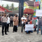 Puluhan Warga Desa Tegalrejo, Kecamatan Selopuro, Kabupaten Blitar, melakukan aksi unjuk rasa menuntut sekdes mundur dari jabatannya karena diduga menggelapkan iuran PBB, Senin (4/10/2021).