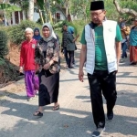 Ketua DPRD H. M. Sudiono Fauzan didampingi Kades Lebakrejo Arimi dan Kepala Dusun Mukhlis saat tinjau jalan.