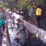 KERJA. Pembersihan sungai di perkampungan padat penduduk di sekitar markas Batalyon Yon Arhanudse 8 Gedangan,  tepatnya di  Desa Sruni Kecamatan Gedangan. (foto: nanang ichwan/BANGSAONLINE)