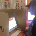 Salah satu warga saat mencoba mengakses hasil perolehan suara pada pemilu beberapa waktu lalu di RPP KPU Kabupaten Kediri.