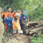 Tim SAR mengevakuasi korban perahu penyeberangan (tambangan) yang ditemukan di wilayah Desa/Kecamatan Kesamben, Jombang.