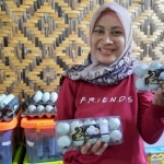 Mey Meawathie memperlihatkan produk telur asin yang ia kelola.