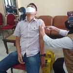 Anggota dewan saat menerima vaksin booster di Gedung DPRD Kabupaten Mojokerto.